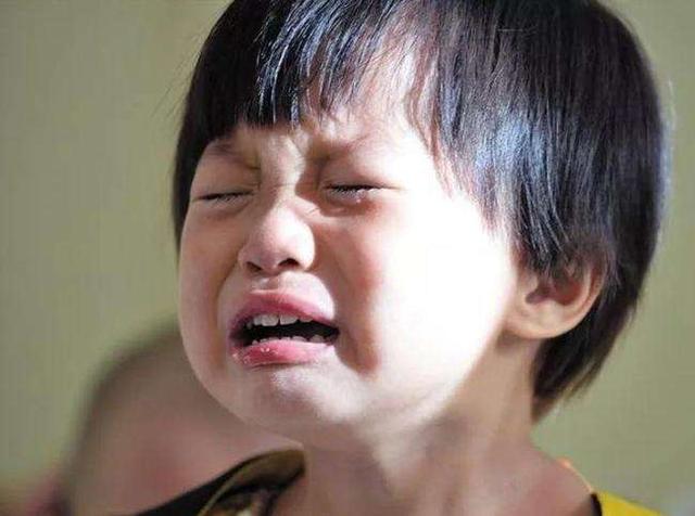 秀秀的脸有点红肿,眼睛也哭成了大眼泡,才回家,妈妈就看出了女儿的